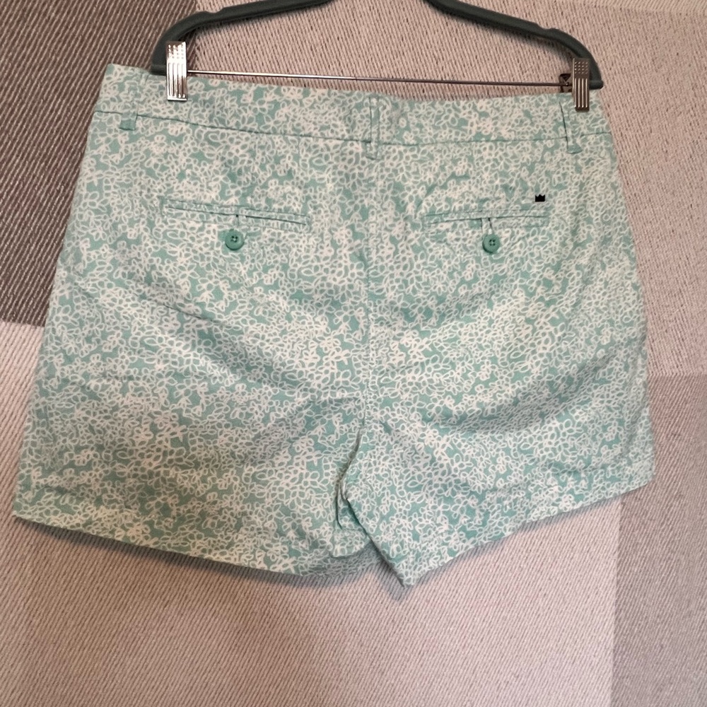 Crown & Ivy Light Green Patterned Women's Shorts - Picture 2 of 5
